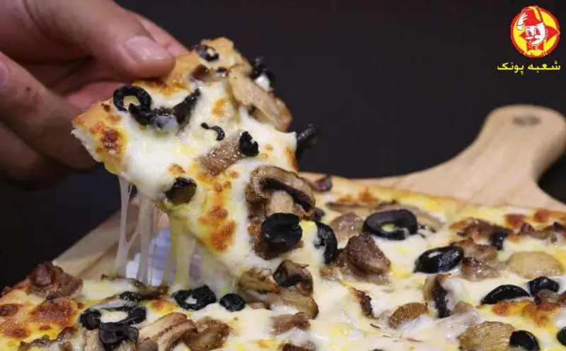 پیتزای خوشمزه قارچ و زیتون با پنیر کش‌دار و لذیذ، تجربه طعمی فراموش‌نشدنی از غذای ایتالیایی در رستوران البیک، شعبه پونک تهران. غذایی ایده‌آل برای دوستداران پیتزا.