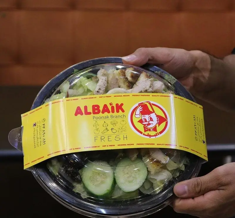 سالاد جوجه گریل رستوران البیک شعبه پونک در بسته‌بندی شفاف آماده تحویل، با مواد اولیه تازه و با کیفیت عالی.