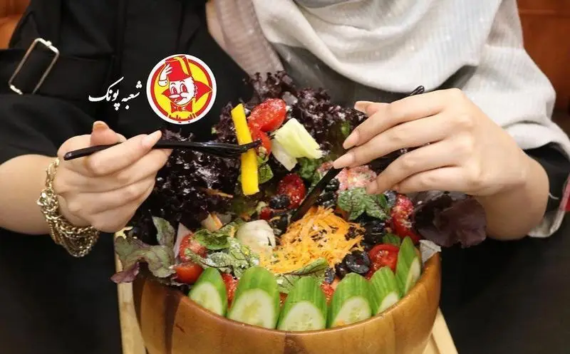 سالاد تازه و خوش‌رنگ رستوران البیک با انواع سبزیجات، گوجه و خیار، توسط مشتریان سرو می‌شود؛ لحظاتی دلپذیر.