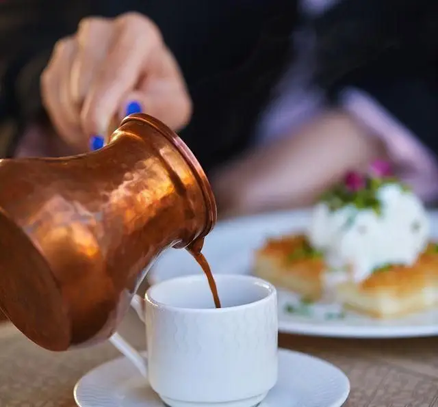 لذت نوشیدن قهوه عربی اصیل در کنار دسر کنافه و بستنی در فضای دلنشین رستوران لبنانی باب البحر. تجربه‌ای به‌یادماندنی.