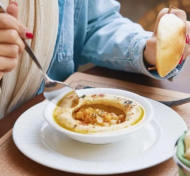 لذت چشیدن حمص تازه و خوش‌طعم در رستوران لبنانی باب البحر. تجربه‌ای به‌یادماندنی از غذاهای اصیل لبنانی.