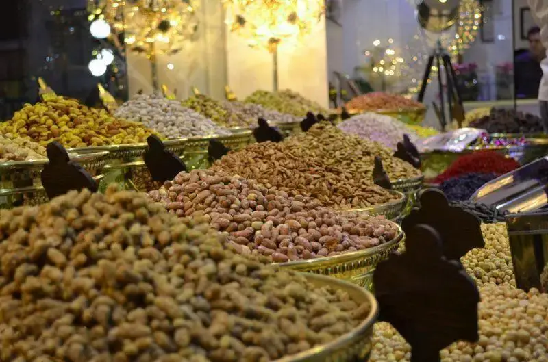 فروشگاه شیرینی لادن طلایی: مجموعه‌ای چشم‌نواز از مرغوب‌ترین آجیل و خشکبار، شامل پسته، بادام، و انواع توت خشک، برای ذائقه شما.