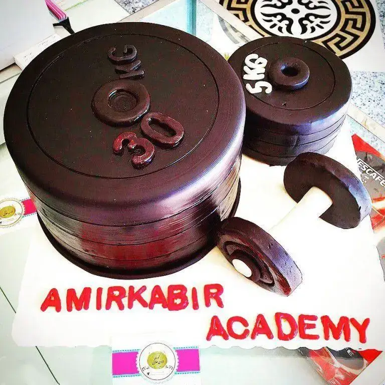 کیک سفارشی ورزشی طرح دمبل و صفحات وزنه 30 و 5 کیلوگرمی. مناسب افتتاحیه باشگاه امیرکبیر، تهیه شده توسط شیرینی لادن طلایی.