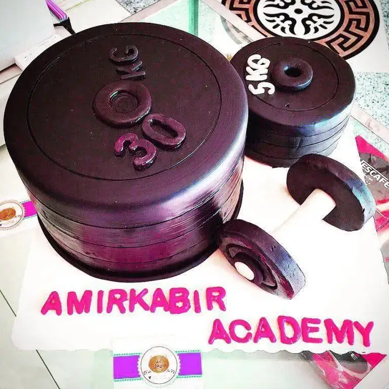 کیک تولد سفارشی با طرح وزنه 30 و 5 کیلویی و دمبل، مناسب باشگاه امیرکبیر آکادمی از شیرینی لادن طلایی.