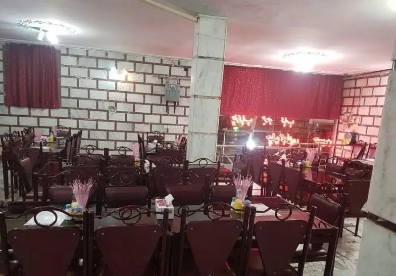 فضای داخلی وسیع و دلنشین چلوکبابی نایب حسین با میز و صندلی‌های مرتب و محیطی آماده پذیرایی از میهمانان برای تجربه طعم لذیذ چلوکباب.