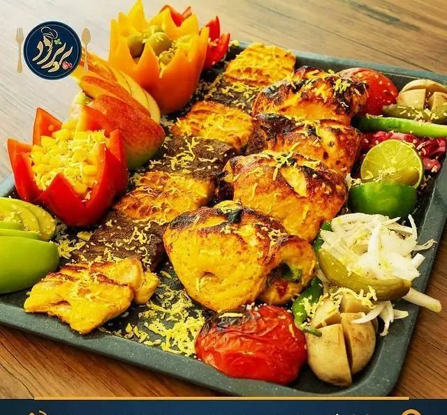 سینی کباب متنوع رستوران کترینگ پریزاد شامل جوجه کباب، گوشت و مخلفات تازه. غذای باکیفیت و خوشمزه برای پذیرایی و مهمانی‌ها.