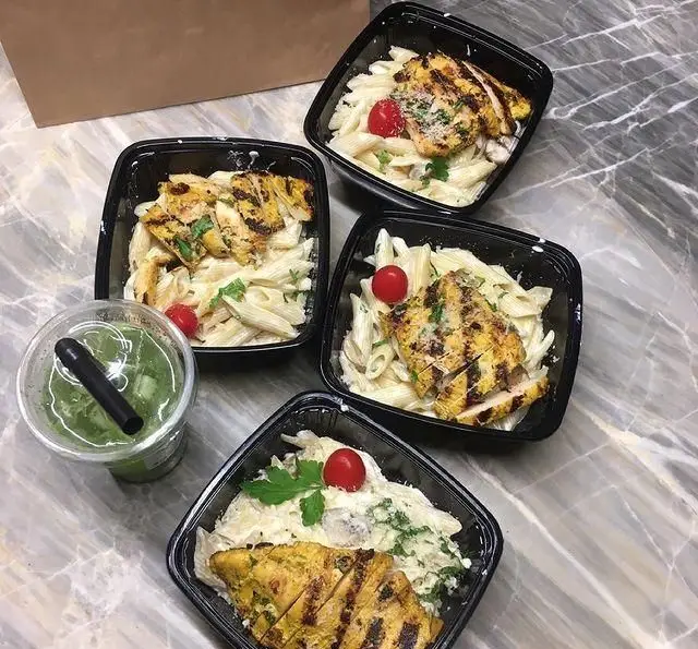 پنج پرس پاستا پنه با مرغ گریل شده، سس خامه ای و گوجه گیلاسی از قهوه پیانسا. غذای سالم و آماده برای نهار یا شام.