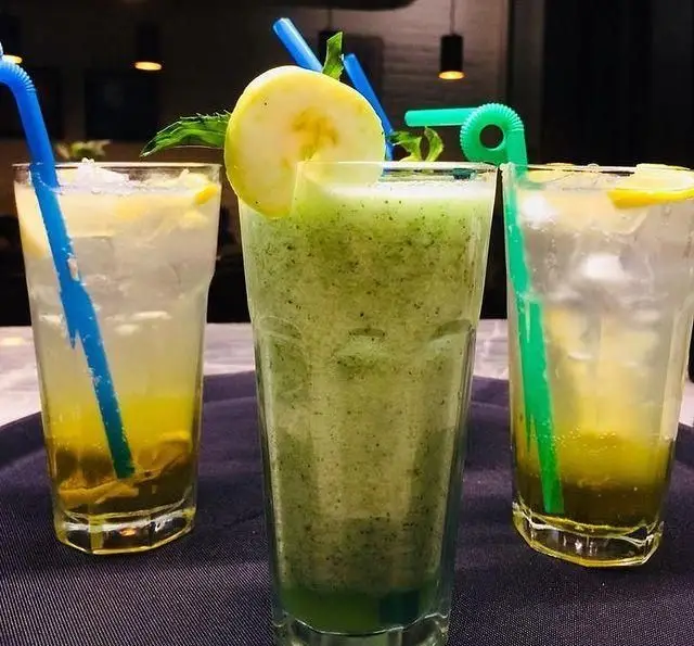 انواع نوشیدنی‌های خنک و تازه در قهوه پیانسا شامل اسموتی سبز، لیموناد و آبمیوه‌های طبیعی. منوی نوشیدنی کافه پیانسا.