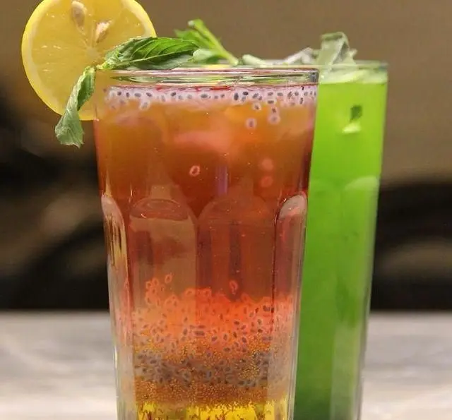 نوشیدنی‌های خنک و جذاب قهوه پیانسا: یک موکتل لیمویی با نعناع و تخم شربتی لایه‌بندی شده در کنار نوشیدنی سبز تازه و دلپذیر.