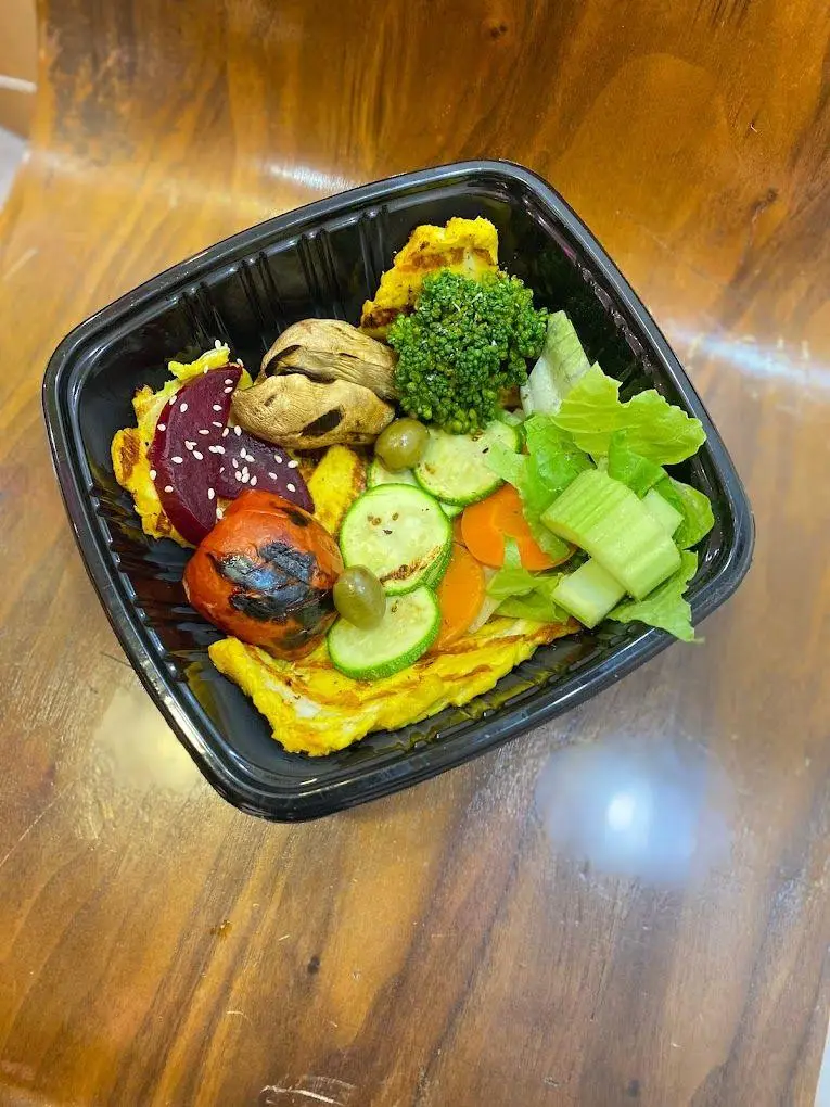 غذای رژیمی و گیاهی تیم فیت: املت، بروکلی، قارچ، چغندر، گوجه، کدو، هویج و کاهو تازه در ظرف بیرون بر. مناسب ورزشکاران