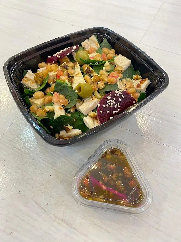 سالاد رژیمی و سالم تیم فیت با اسفناج، فیله مرغ گریل، نخود، گردو، زیتون، چغندر و سس خوشمزه. غذای رژیمی برای سبک زندگی سالم.