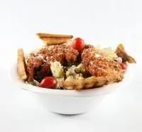 سالاد مرغ سوخاری با سس مخصوص و گوجه گیلاسی، یک غذای لذیذ و محبوب از منوی باغچه رستوران ونوس شهران.