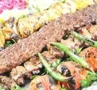 انواع کباب ایرانی شامل کوبیده، جوجه و چنجه با سبزیجات کبابی در باغچه رستوران ونوس شهران. تجربه بهترین طعم کباب در شهران.
