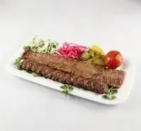 کباب کوبیده لذیذ و داغ باغچه رستوران ونوس شهران با مخلفات متنوع؛ تجربه‌ای فراموش‌نشدنی از غذای سنتی ایرانی.