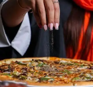 تجربه پاشیدن ادویه دلخواه روی پیتزای داغ و تازه در رستوران ایتالیایی ویند. مکانی عالی برای چشیدن بهترین پیتزاهای ایتالیایی در فضایی دلنشین.