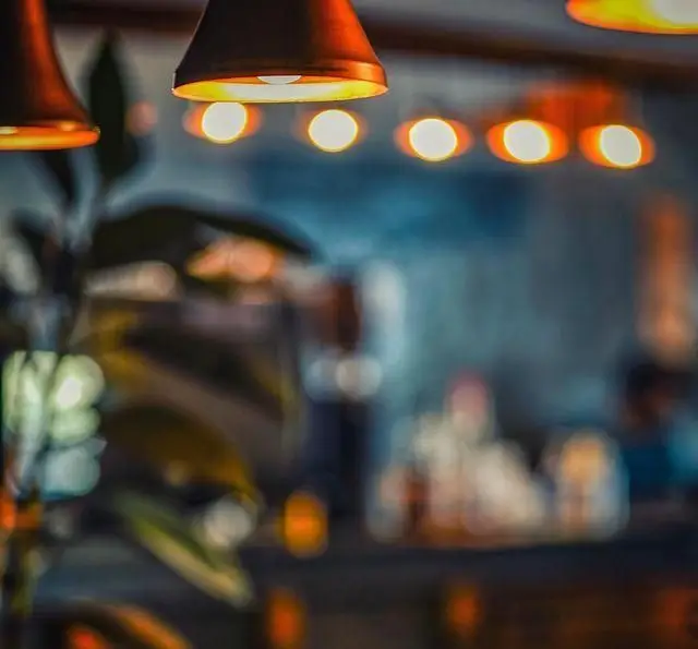 فضای داخلی دنج و دلنشین کافه رستوران بابل، با نورپردازی گرم لامپ‌های آویز و محیطی آرام برای تجربه لحظاتی خاص.