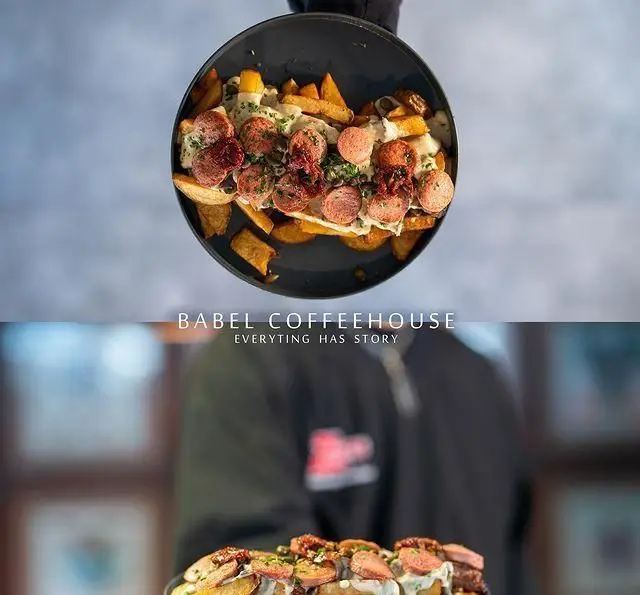 یک بشقاب جذاب سیب‌زمینی و سوسیس لذیذ از منوی کافه رستوران بابل، مکانی با داستان‌های خوشمزه. لذت طعم و کیفیت.