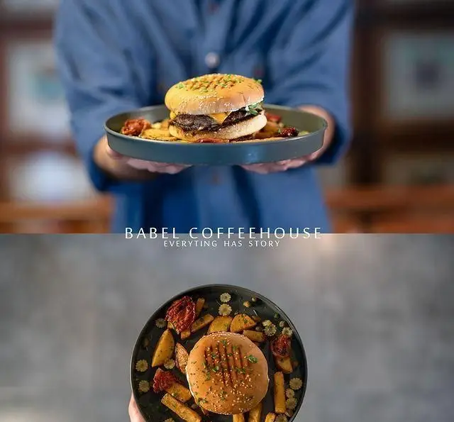 سرو همبرگر خوشمزه و با کیفیت در کافه رستوران بابل؛ لذت چشیدن چیزبرگر و سیب‌زمینی حرفه‌ای در محیطی دلنشین.