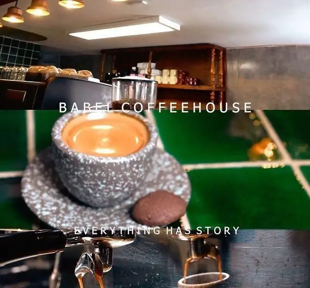 تصویری از کافه رستوران بابل: آماده‌سازی اسپرسو، فنجان قهوه داغ و خوش‌عطر، کلوچه شکلاتی و فضای داخلی گرم و دوستانه کافه‌شاپ بابل.