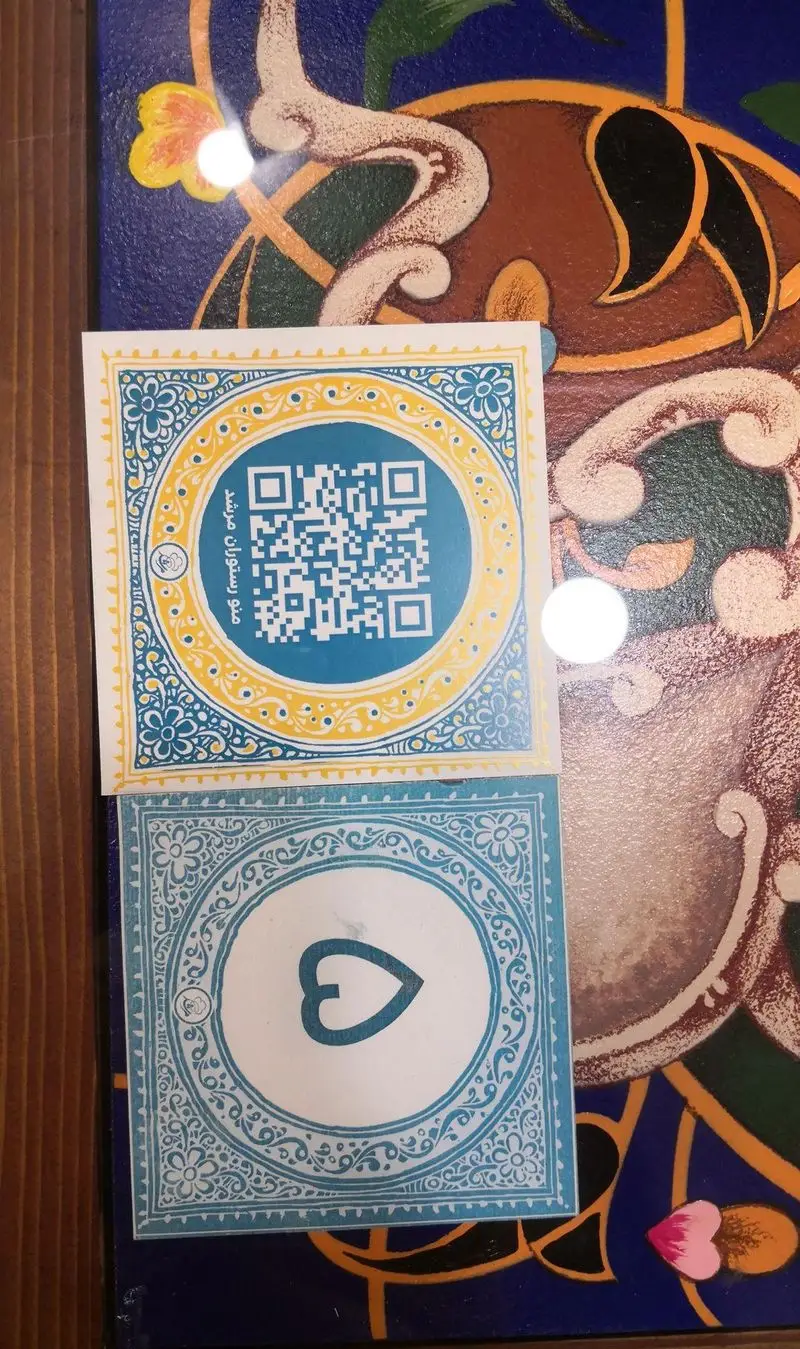 کارت منوی دیجیتال رستوران مرشد سعادت آباد با QR کد و کارت قلب تزئینی روی میز سنتی و زیبا.