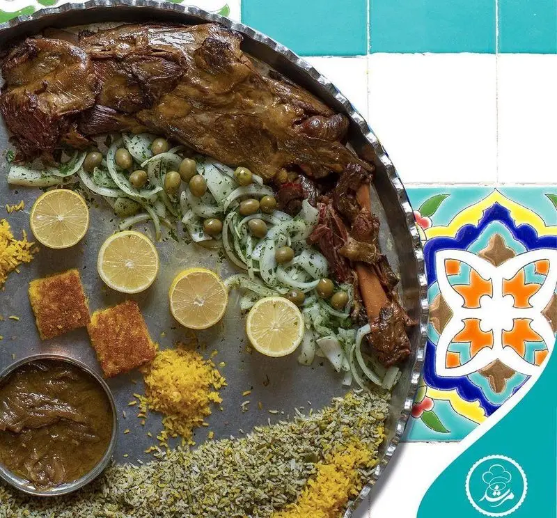 سینی شاهانه ماهیچه بریان رستوران مرشد سعادت آباد، سرو شده با پلو زعفرانی و شوید، پیاز، لیمو و ته دیگ. غذای ایرانی لذیذ