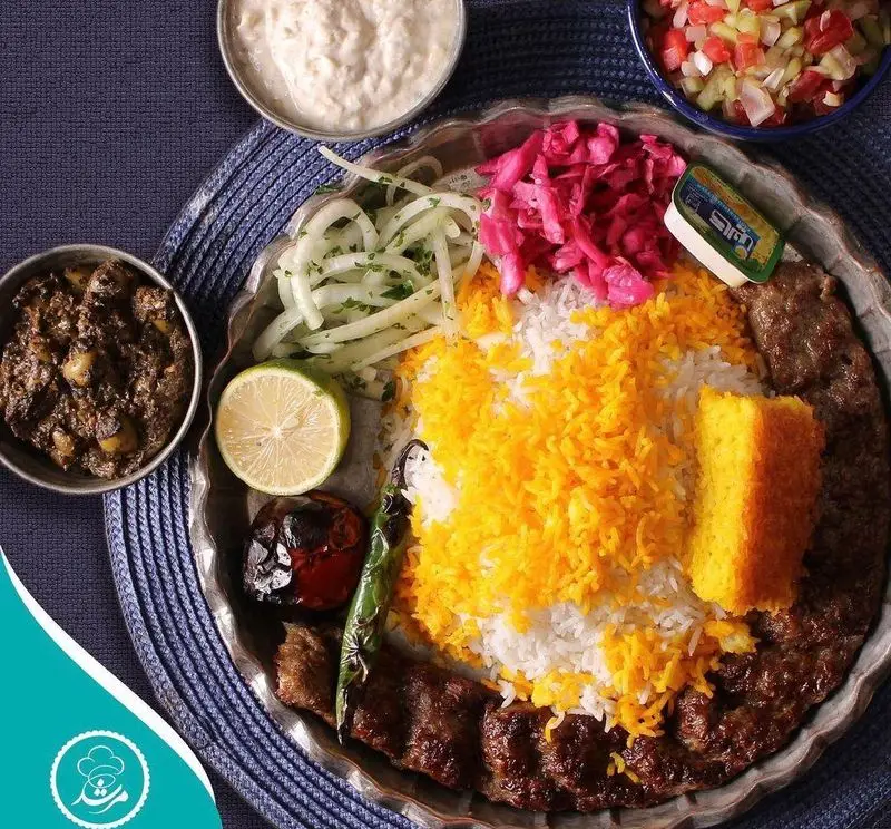 چلو کباب کوبیده و قورمه سبزی رستوران مرشد سعادت آباد با برنج زعفرانی، سالاد شیرازی، ماست و مخلفات اصیل ایرانی.
