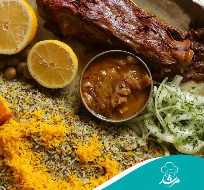 سفره رنگین رستوران مرشد سعادت آباد با ماهیچه بره آبدار، باقالی پلو، برنج زعفرانی، خورش و سالاد پیازجعفری تازه.