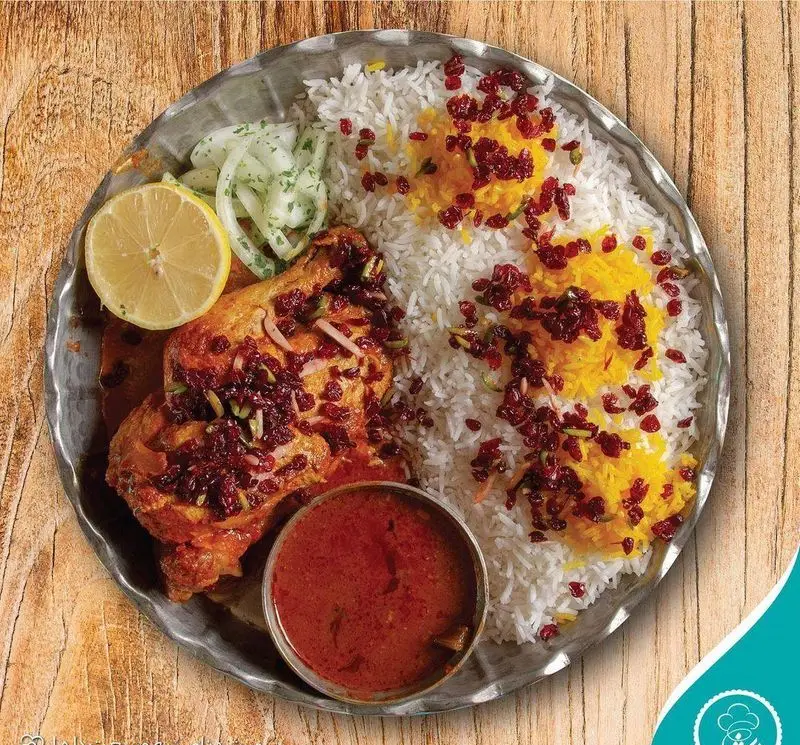 زرشک پلو با مرغ مجلسی، غذای اصیل ایرانی رستوران مرشد سعادت آباد با ته دیگ زعفرانی و مخلفات تازه