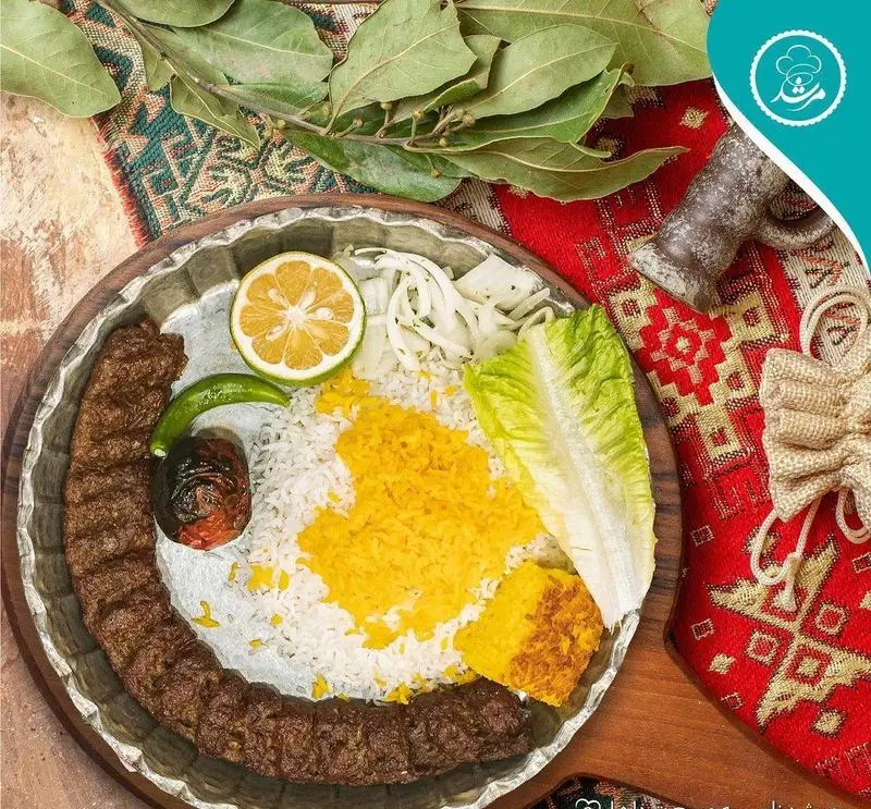 کباب کوبیده لذیذ با برنج زعفرانی و مخلفات تازه در رستوران مرشد سعادت آباد، بهترین غذای سنتی ایرانی برای سفارش آنلاین.