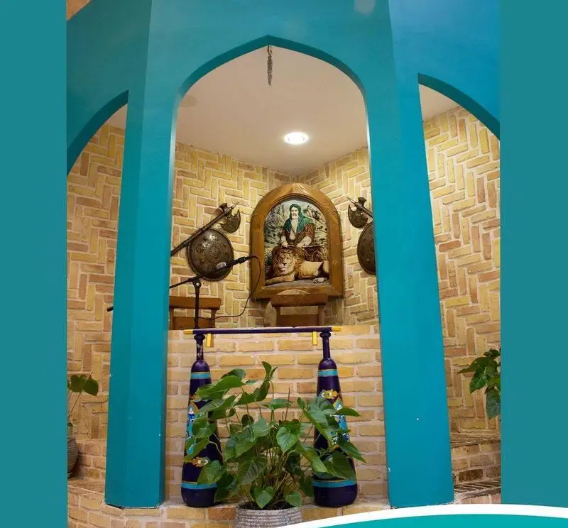 رستوران مرشد سعادت آباد با دکوراسیون سنتی ایرانی، طاق‌های فیروزه‌ای، دیوار آجری، نقاشی اصیل و میل‌های ورزشی زورخانه. فضایی دلنشین برای تجربه‌ی غذای ایرانی.