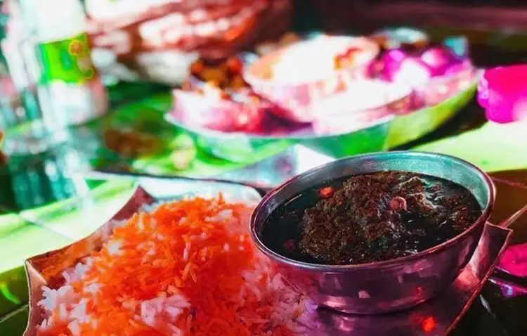 تصویری جذاب از قورمه سبزی اصیل و برنج زعفرانی، یکی از پرطرفدارترین غذاهای سنتی و خوشمزه رستوران رافی برای تجربه‌ای خاص.