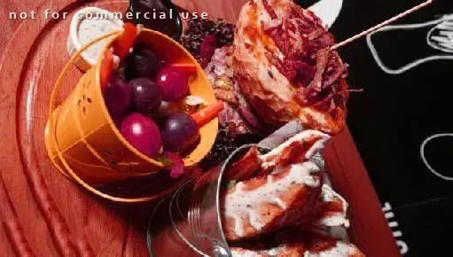 غذای دلپذیر رستوران منهتن گریل: کباب شاورما یا گوشت کبابی با کلم قرمز، مرغ سوخاری با سس سفید، زیتون و ترشی در دکوراسیون شیک.