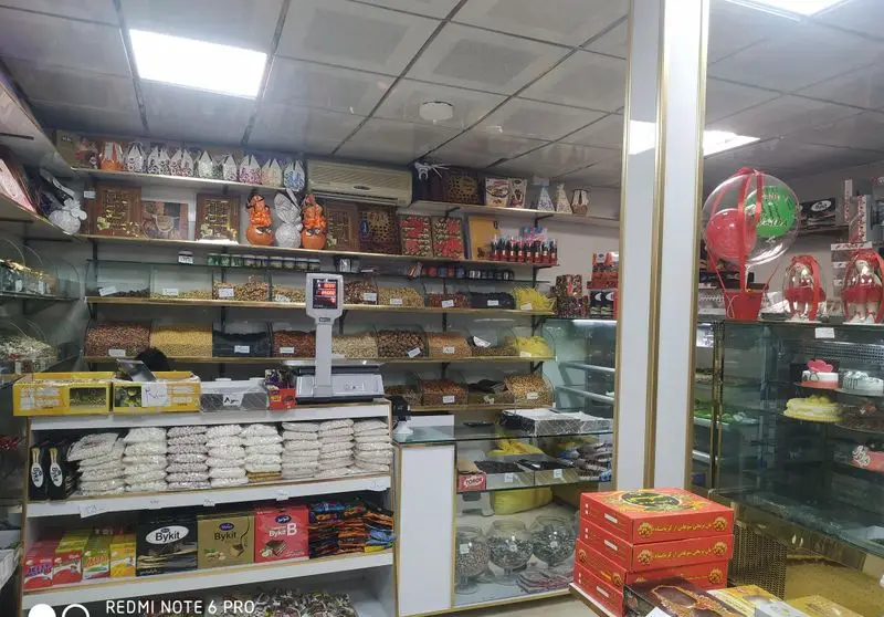 قنادی گل مجید: فروشگاه پر از آجیل و خشکبار اعلا، شیرینی‌های لذیذ، کیک‌های تازه و شکلات‌های متنوع برای مشتریان گرامی.