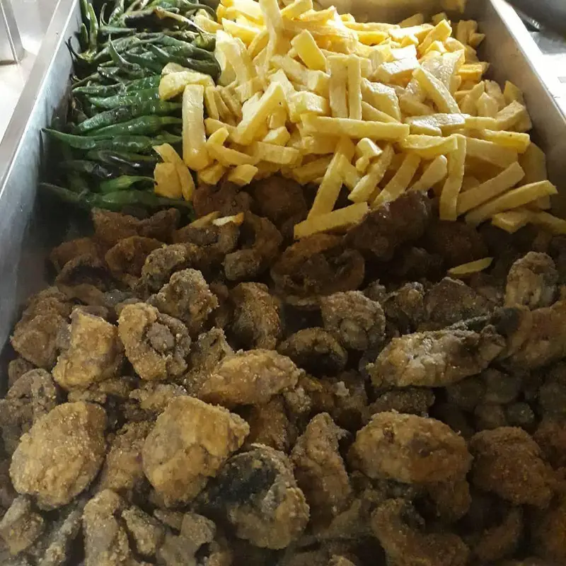 سینی غذای کامل و لذیذ رستوران شنزار: سیب زمینی سرخ کرده، فلفل سبز و کباب دل و جگر تازه، آماده برای مشتریان.