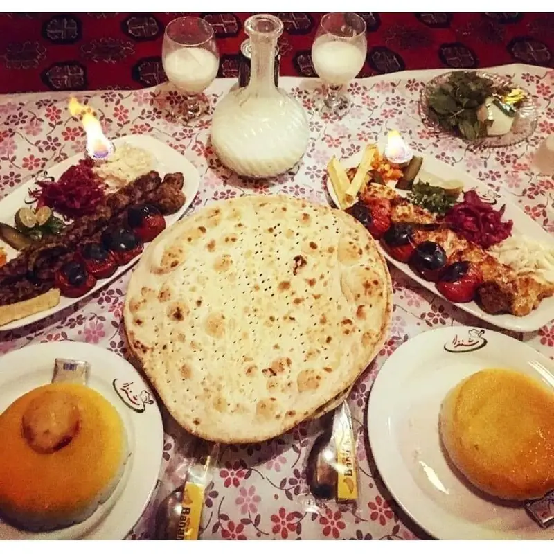 تجربه بی‌نظیر چلوکباب ایرانی، نان بربری تازه و دوغ سنتی در فضای دلنشین رستوران شنزار، میزبان لحظات خاطره‌انگیز شما.