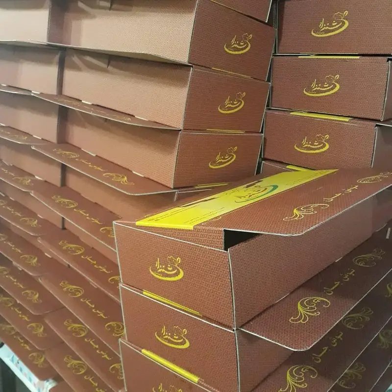 بسته‌بندی شیک و باکیفیت محصولات رستوران شنزار، آماده برای تحویل و سرویس دلیوری غذاهای لذیذ ایرانی به مشتریان وفادار.