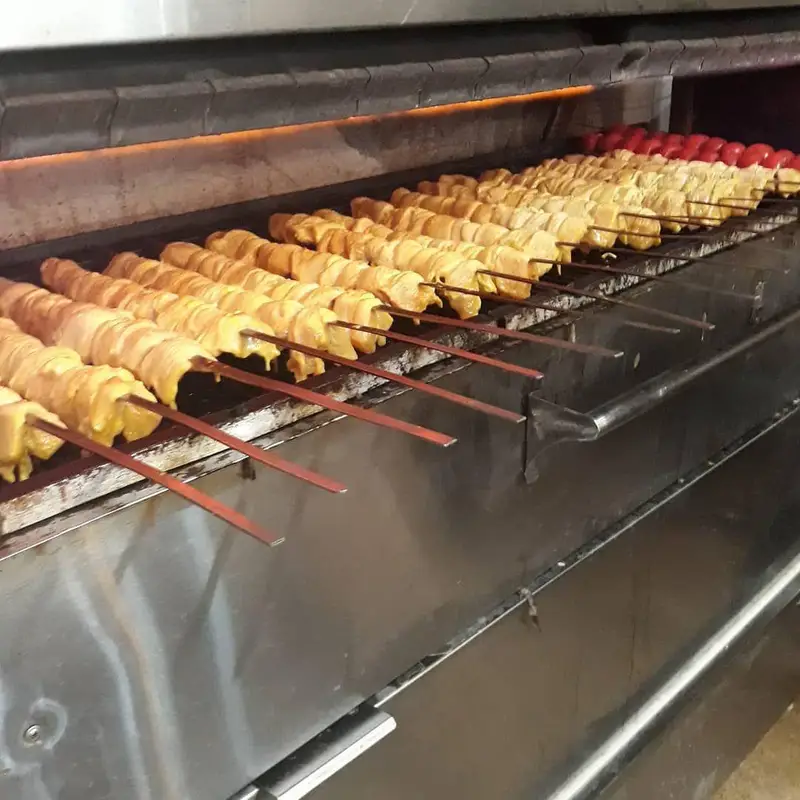 آماده‌سازی جوجه کباب‌های لذیذ و خوش‌طعم در فر تخصصی رستوران شنزار، تجربه غذای اصیل ایرانی با بالاترین استانداردهای کیفیت و تازگی.