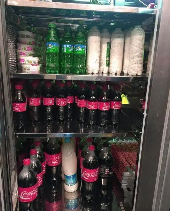 یخچال بزرگ در کباب سرای محسن، حاوی انواع نوشیدنی‌های خنک کوکاکولا، اسپریت و کباب‌های گوشتی تازه آماده پخت.