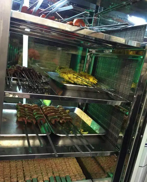 نمایش انواع کباب‌های تازه و خوشمزه شامل جوجه کباب، کباب کوبیده و گوشت بر روی سیخ در کباب سرای محسن، آماده برای پخت و سرو غذای اصیل ایرانی.