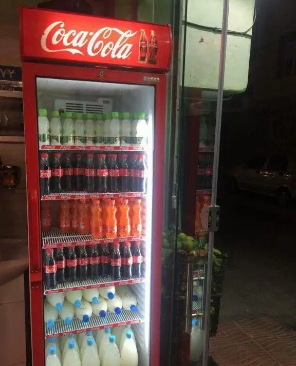 مجموعه‌ای از نوشیدنی‌های خنک کوکاکولا، آب معدنی، فانتا و دوغ در یخچال کباب سرای محسن برای پذیرایی مشتریان.