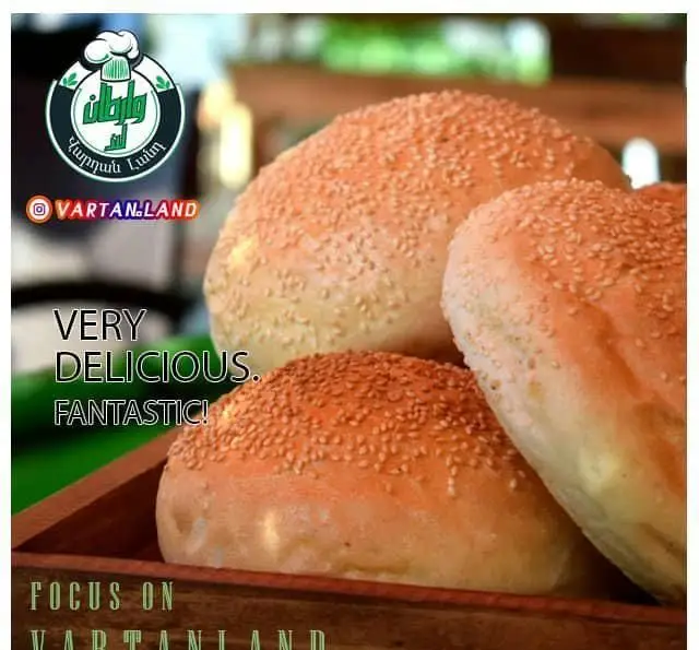 نان کنجدی تازه و فوق‌العاده خوشمزه وارطان لند، کسب‌وکار نان و شیرینی‌پزی در شیراز جنوبی. انتخابی عالی برای همبرگر و ساندویچ.