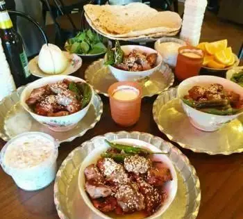 میز پر از غذاهای لذیذ جگرکی شبزدگان: انواع جگر، کباب، دل و قلوه تازه با نان داغ و مخلفات. غذای اصیل و سنتی ایرانی.