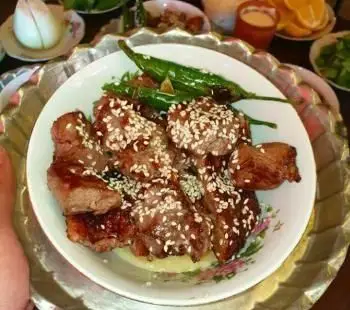 جگرکی شبزدگان: بشقاب لذیذ کباب جگر گوسفندی یا گوشت با کنجد فراوان و فلفل سبز، انتخابی عالی برای دوستداران غذای ایرانی.