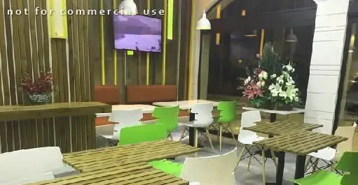 دکوراسیون داخلی شیک و مدرن فست فود سیتادو با میز و صندلی‌های راحت و متنوع، محیطی دلنشین برای سرو غذا و دورهمی‌های شما.