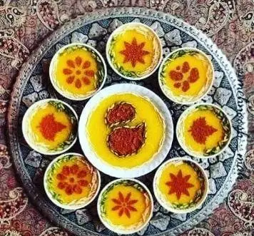 سینی زیبا و سنتی شله زرد زعفرانی رستوران خاتون‌ها، دسری خوشمزه و خاص برای پذیرایی مجالس و مهمانی‌ها.