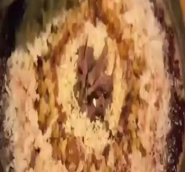 پلو گوشت لذیذ و خوش‌طعم رستوران خاتون‌ها، غذایی اصیل و خاطره‌انگیز برای تجربه‌ای به یادماندنی از آشپزی ایرانی.