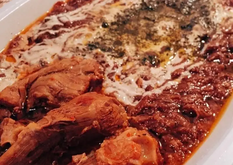 نمایی از خورشت گوشت اصیل ایرانی رستوران اقدسیه، ترکیبی از گوشت نرم، سس غلیظ و ماست و نعناع داغ، تجربه‌ای لذیذ از غذای سنتی.