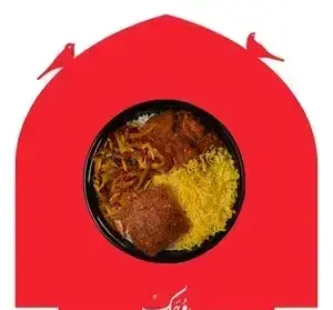 غذای نذری رستوران روحی کریم خان در ماه محرم، شامل قیمه پلو، ته دیگ زعفرانی در کاسه با پس‌زمینه سنتی قرمز.