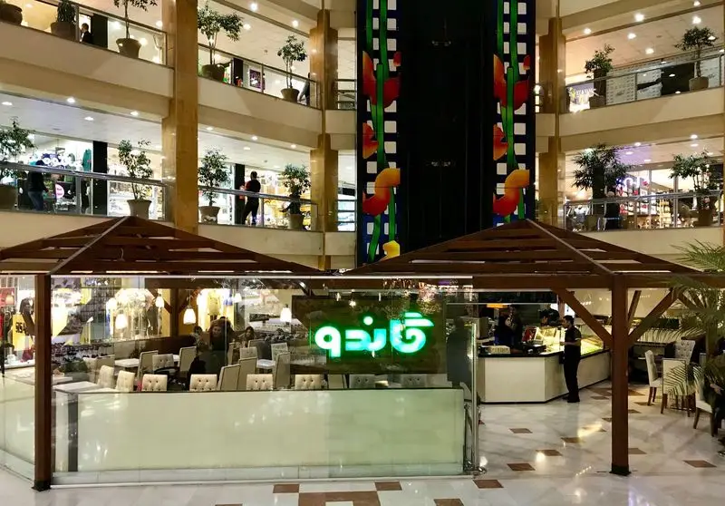 کافی شاپ گاندو در مرکز خریدی بزرگ با دکوراسیون داخلی مدرن، محیطی دنج و شیک برای دورهمی‌های دوستانه و نوشیدن قهوه.