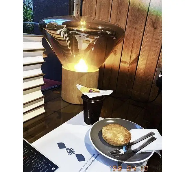 فضای دنج و دلنشین کافه کتاب آینده با شیرینی و نوشیدنی گرم، مکانی عالی برای مطالعه و لذت بردن از لحظات آرامش‌بخش.